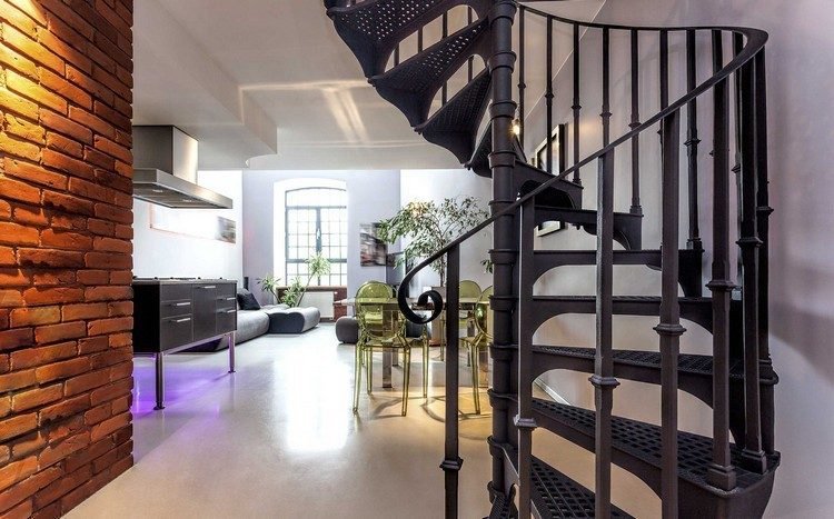 Špirálové oceľové čierne schodisko priemyselný kurací byt