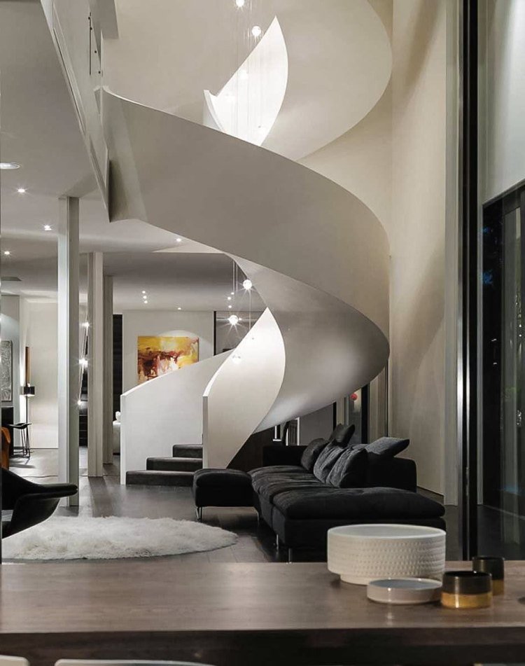 Točité schodisko biele pevné zábradlie luxusné závesné svetlá