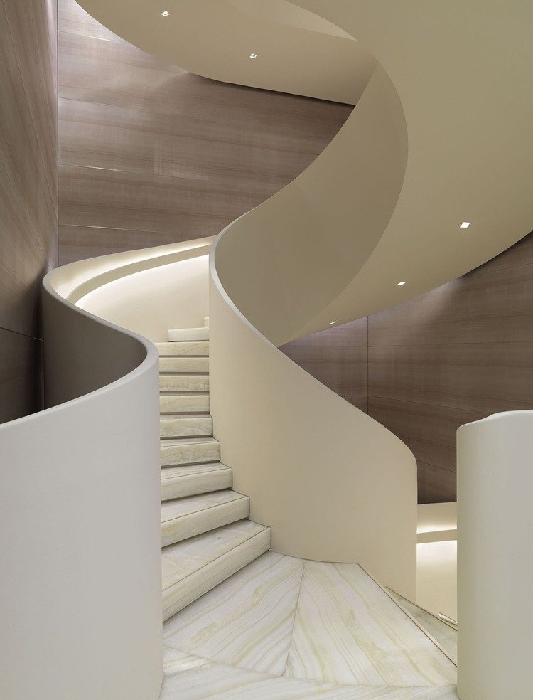 Točité schodisko biele mramorové zábradlie nepriame svetlo