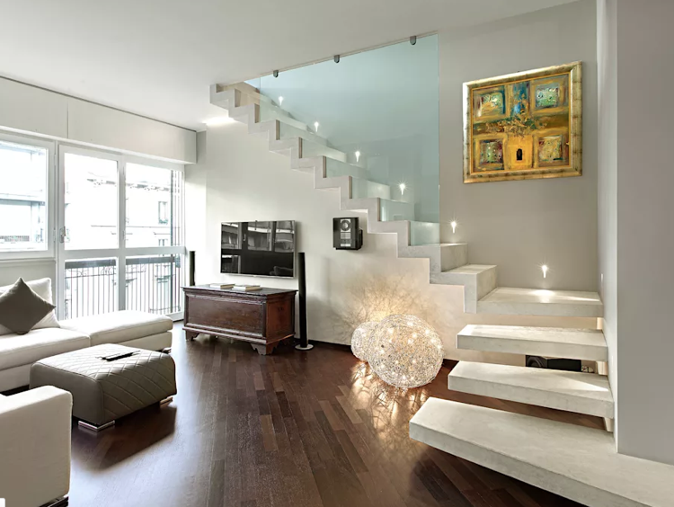 plávajúce betónové schody zapustené svetlá do obývačky