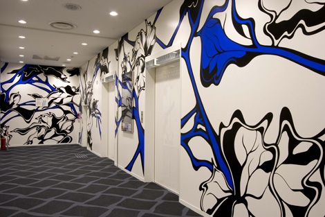 zaujímavá dekorácia interiéru - farebná stena