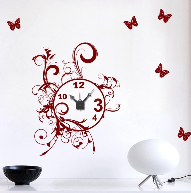 tetovanie na červenú stenu s kvetinovými ozdobami a hodinovým strojčekom nástenné hodiny-nálepky na stenu-kombinovať-kvetinové-oranžové-motýle