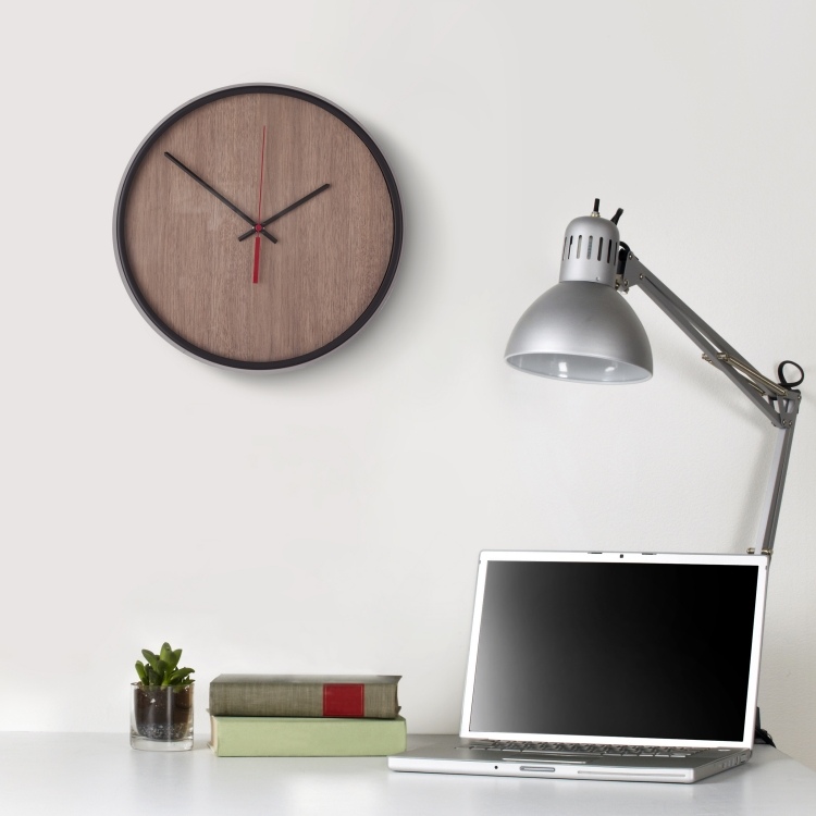 Nástenné hodiny Madera navrhnuté Alanom Wisnierskim MADERA-CLOCK-Alan-Wisniewski-okrúhle-drevo-čierne