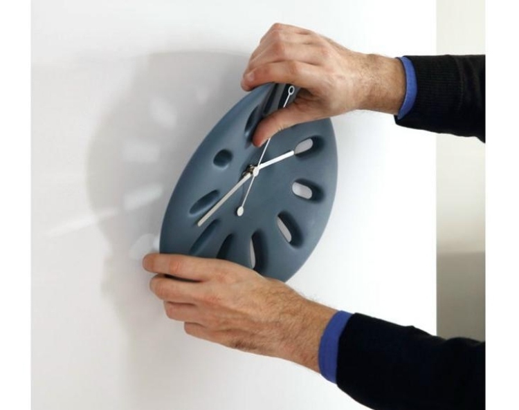 Okrúhle nástenné hodiny vyrobené z polyuretánu v modrej farbe Intempo od Geelli nástenné hodiny-okrúhle-polyuretánové-modré-INTEMPO-Geelli