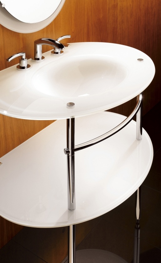 márnosť sklenený toaletný stolík, kovový vešiak na uteráky