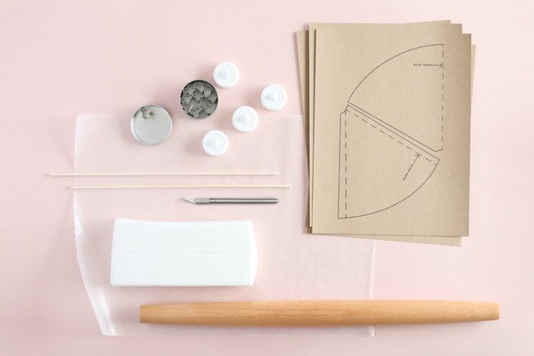 užitočné materiály - modelovacia hmota, šablóna, rolka, vykrajovače Moderné vianočné dekorácie-ručné práce-porcelán-materiály-nástroje-šablóna-urob si sám-návod