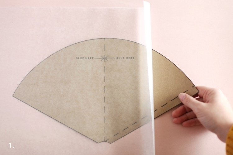 Navrch položte šablónu požadovaného tvaru a papier na pečenie Moderná vianočná výzdoba-ručné práce-porcelánové lampióny-vianočné stromčeky-urob si sám