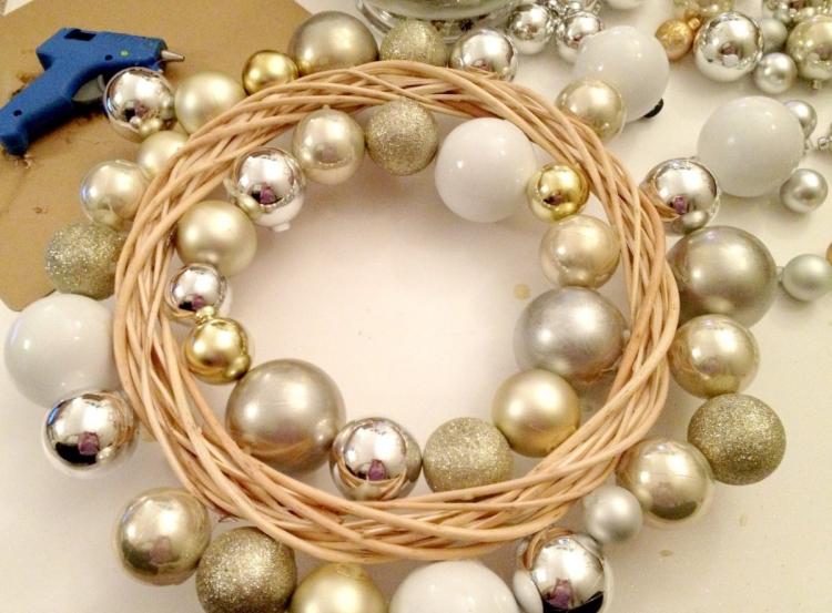 Prilepte malé a veľké vianočné gule na veniec moderné-vianočné dekorácie-drotár-veniec-strieborné-zlaté-vianočné stromčeky-gule-horúce-lepidlo-kutilstvo