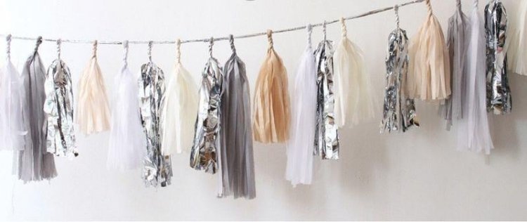 domáca girlanda v monochromatických farbách moderné-vianočné dekorácie-drotár-kreatívne-nápad-vyrobte si-veniec-striebro