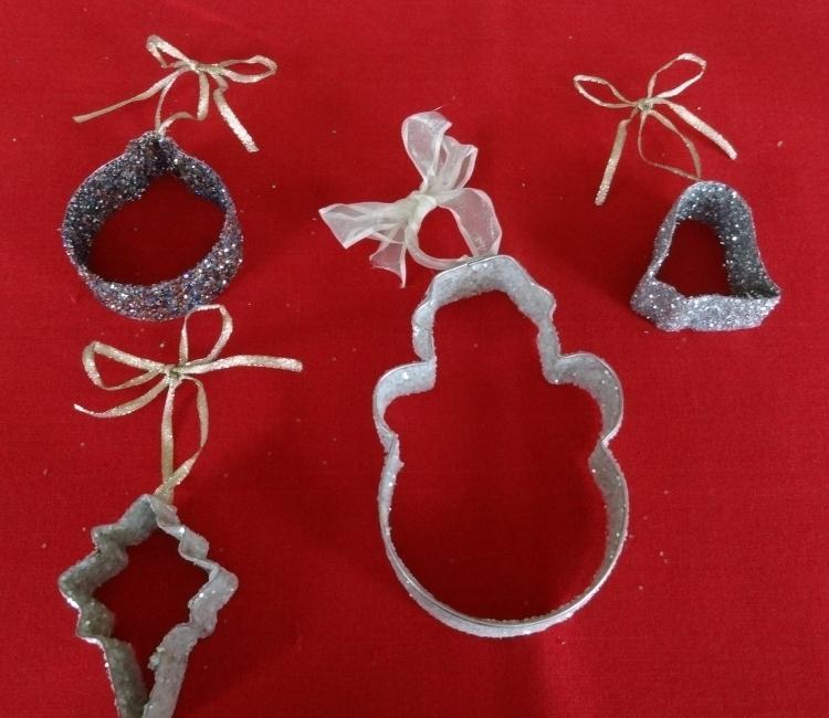 Ozdoby na vianočný stromček vyrobené z vykrajovačiek, zdobené trblietkami moderné-vianočné dekorácie-drotárstvo-vykrajovače-sušienky-trblietky-vianočné-stromčeky-dekorácie-vešiaky