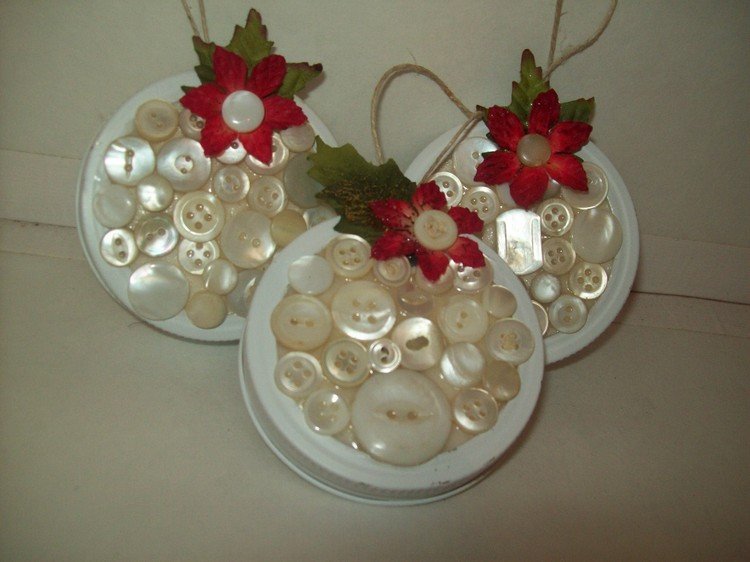 Prívesok na vianočný stromček zo skleneného veka a bielych gombíkov moderné-vianočné dekorácie-vianočné stromčeky-prívesky-biele-gombíky