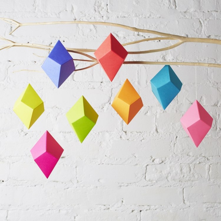 zaujímavá, farebná dekorácia na zavesenie na vianočný stromček Vyrobte si sami moderné vianočné ozdoby-papierové-duté-figúrky-pyramídovo-farebné-visiace-konáre