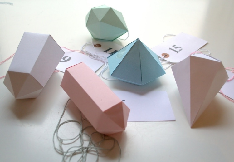 Vytvorte veniec z geometrických dutých skladacích figúrok vianočné ozdoby-urob si sám-moderný-papier-duté-figúrky-postavy-pastelovej farby-kartón-minimalistický