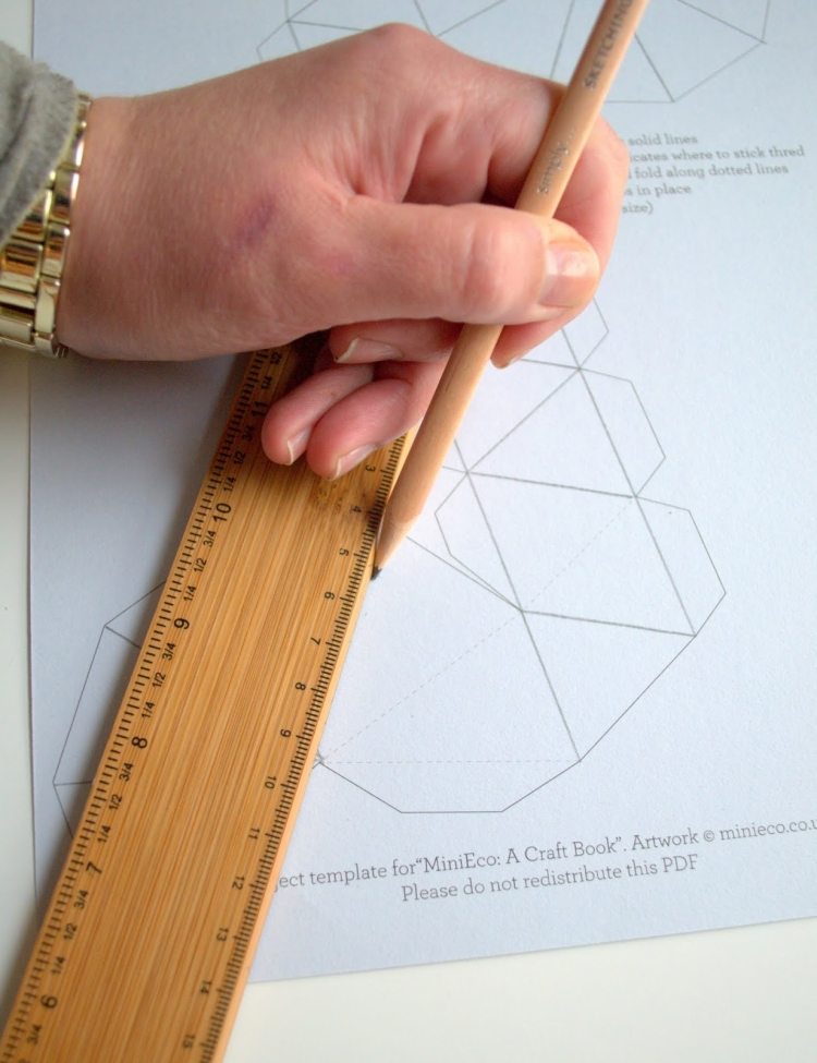 vytlačte si predlohu a pripravte si ju Vianočná dekorácia-urob si sám-moderný-papier-duté-jadro-šablóna-stopová-kópia-miera