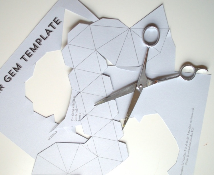 presne vystrihnite šablónu na skladaciu figúrku vianočné dekorácie-urob si sám-moderný-papier-duté-telo-šablóna-figúrka-vystrihnuté-nožnice-kartón