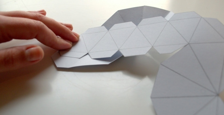 usilovne zauzlite a zložte postavu podľa bodkovanej čiary vianočné dekorácie-urob si sám-moderný-papier-duté-telo-postava-vystrihnutý-sklad-bodkovaná-čiara-vnútri