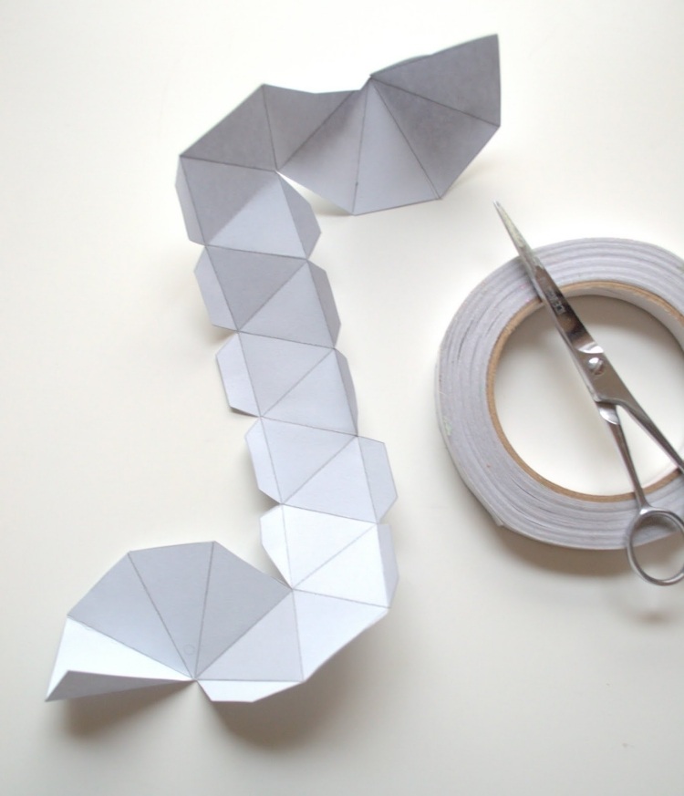 Na uvedených miestach zafixujte priehľadnou lepiacou páskou Vianočné dekorácie-urob si sám-moderný-papier-duté-telo-figúrka-kartón-záhyby-lepiaca-páska-fix