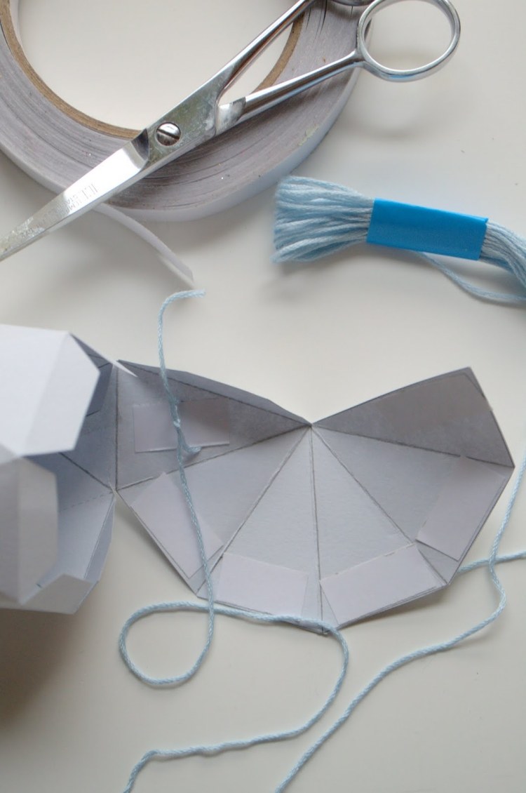 zapracujte do vlákna skôr, ako bude figúrka úplne hotová Vianočná dekorácia-urob si sám-moderný-papier-duté-jadro-závit-vo vnútri-figúra-oprava-oprava