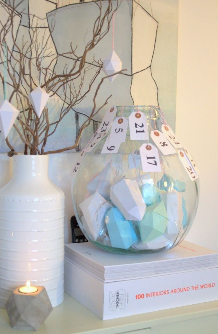 Tinker girlanda, vianočné ozdoby alebo adventný kalendár z geometrických skladacích figúrok Vianočná dekorácia-urob si sám-drotár-moderný-papier-duté-telo-kartón-girlanda-minimalistický-biely