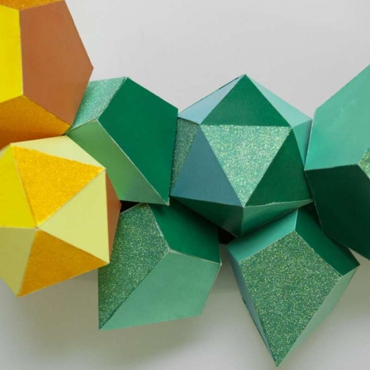 vyrobte krásne slávnostné vence z papiera vo viacerých farbách vianočné dekorácie-urob si sám-moderný-papier-duté-figúrky-veniec-farebné-trblietky