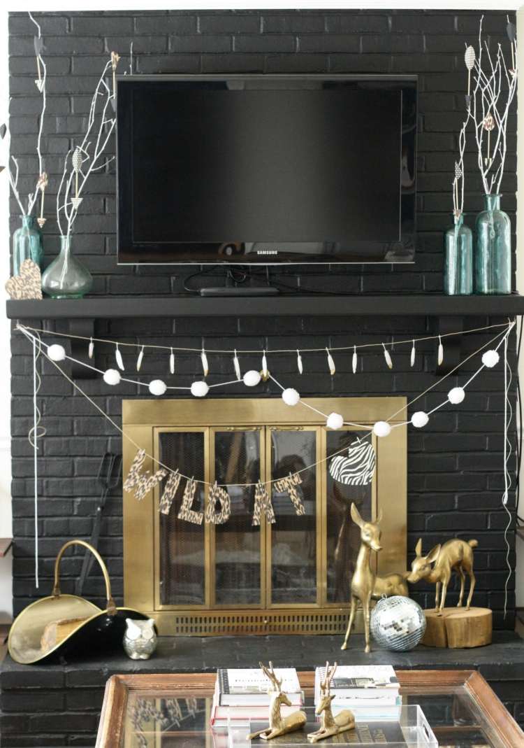 Tehlová stena natretá na čierno a krb so zlatými dverami Moderná vianočná dekorácia-vyrobte si svoj vlastný krb-krbová rímsa-zlatá-tehla-čierna-extravagantná-jelenica