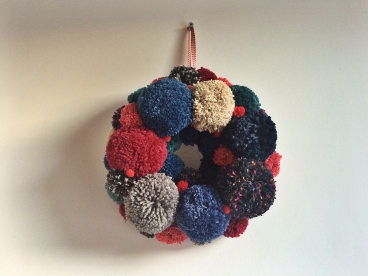 krásny veniec nadýchaných pomponov vo farbách Moderná vianočná dekorácia-vyrobte si-pompony-veniec-dverový veniec-modro-červený-záves