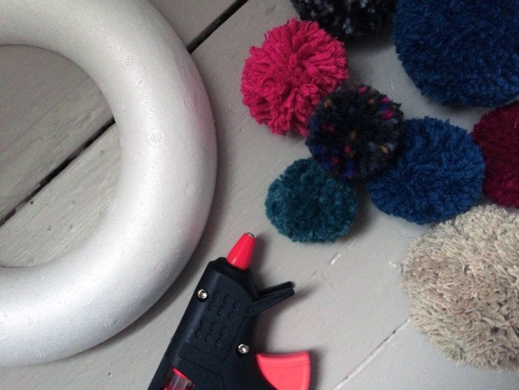 Získajte polystyrénový veniec a horúce lepidlo v obchode s remeselnými výrobkami vianočné dekorácie-moderné-urob si sám-veniec-penové-pompony-horúce lepidlo