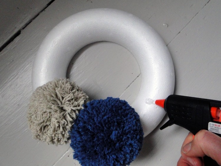Pom poms z priadze si ľahko vyrobíte sami vianočné dekorácie-moderné-urob si sám-veniec-polystyrén-horúce-lepidlo-pompony-ozdobiť