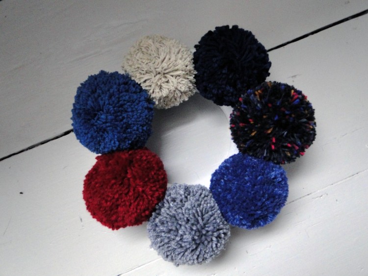 pomocou horúceho lepidla pripevnite pompony k polystyrénu Moderné vianočné dekorácie-urob si sám-pompony-veniec na dvere-nadýchaná-priadza-kutilstvo