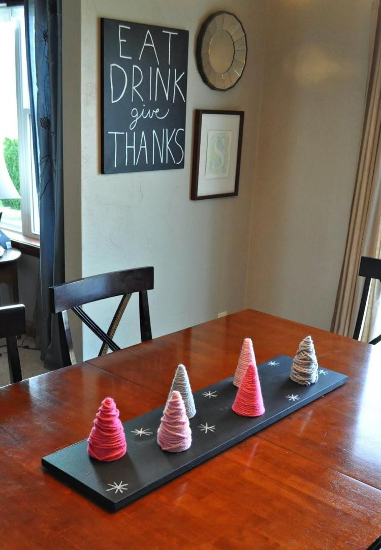 ozdobte niťou ozdobné malé jedličky Moderná vianočná dekorácia-urob si sám-vyrob-kužeľ-priadza-ružovo-sivá-stôl