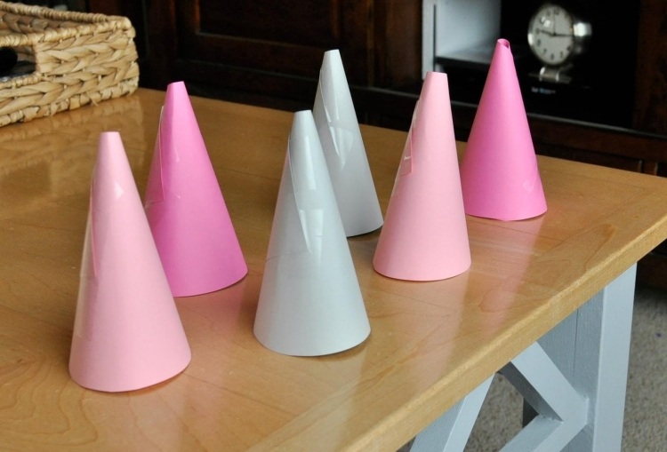 Zložte lievik na papier a na vrchu nechajte dieru vianočné dekorácie-moderné-urob si sám-šiška-kartón-ružová-sivá-tvary-záhyby