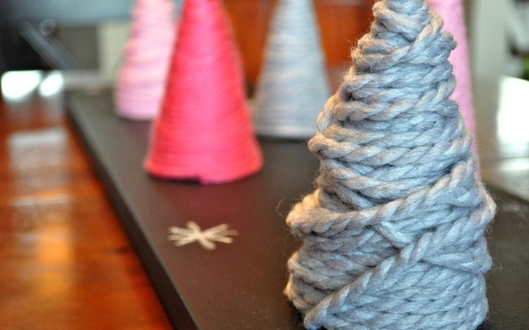 dekoratívne malé jedle vyrobené z lepenky a nití Moderná vianočná dekorácia-urob si sám-vyrobíš-priadzu-sivo-vlastnoručne vyrobenú niť