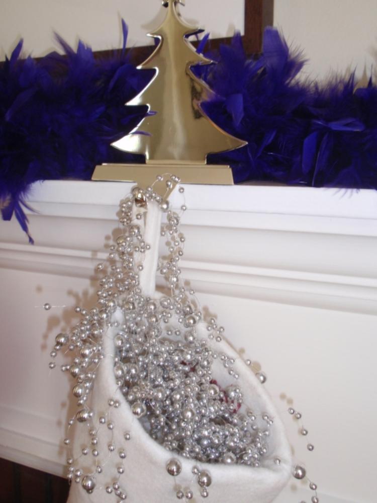 Strieborná, biela a fialová na krbovej rímse na Vianoce vianočná dekorácia-moderné-urob si sám-biela-fialová-strieborná-ušľachtilá-dekorácia-krbová rímsa