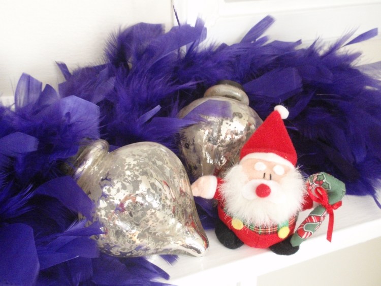 krásne strieborné vianočné gule a malý trpaslík vianočná dekorácia-moderné-urob si sám-biela-purpurová-trblietavá-trpasličí-krbová rímsa