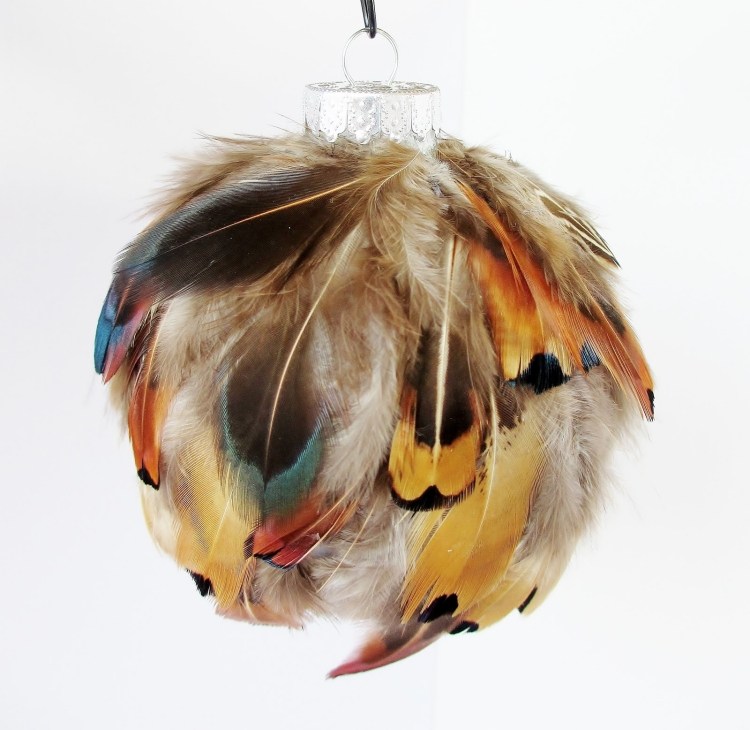 Ozdobte vianočnú guľu pravým perím vianočné dekorácie-moderné-urob si sám-vianočné gule-pierko-kutilstvo-kreatívne-krásne