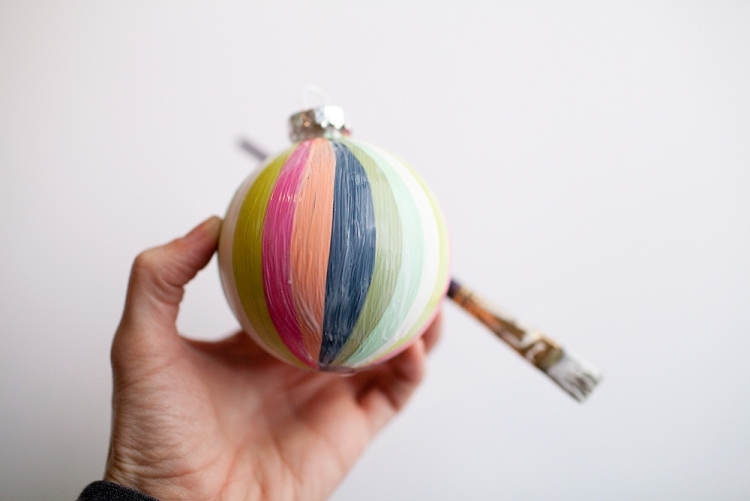 Upcyklácia vianočných gúľ - prefarbenie a návrh vianočné dekorácie-moderné-urob si sám-vianočné gule-farby-farby-farebné-štetce