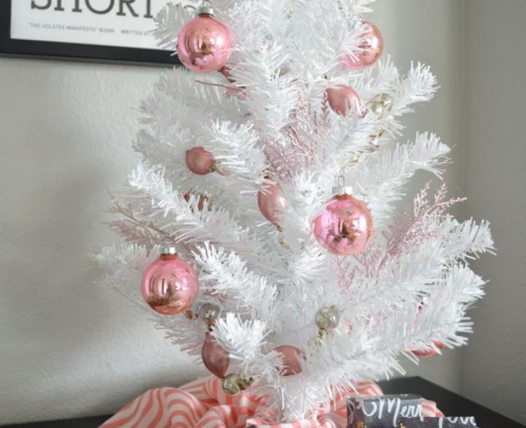 buďte v trende s jednoduchými vianočnými ozdobami vianočné dekorácie-moderné-urob si sám-biela-vianočný stromček-ružovo-ružovo-trblietavé-vianočné gule