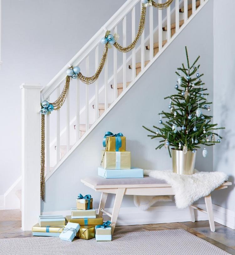 Svieži vzhľad v dome počas vianočných sviatkov - v bielej a detskej modrej vianočné dekorácie-moderné-urob si sám-biele-schodisko-detská-modrá-farba-na stenu-vianočný-strom-strom-dekorácie