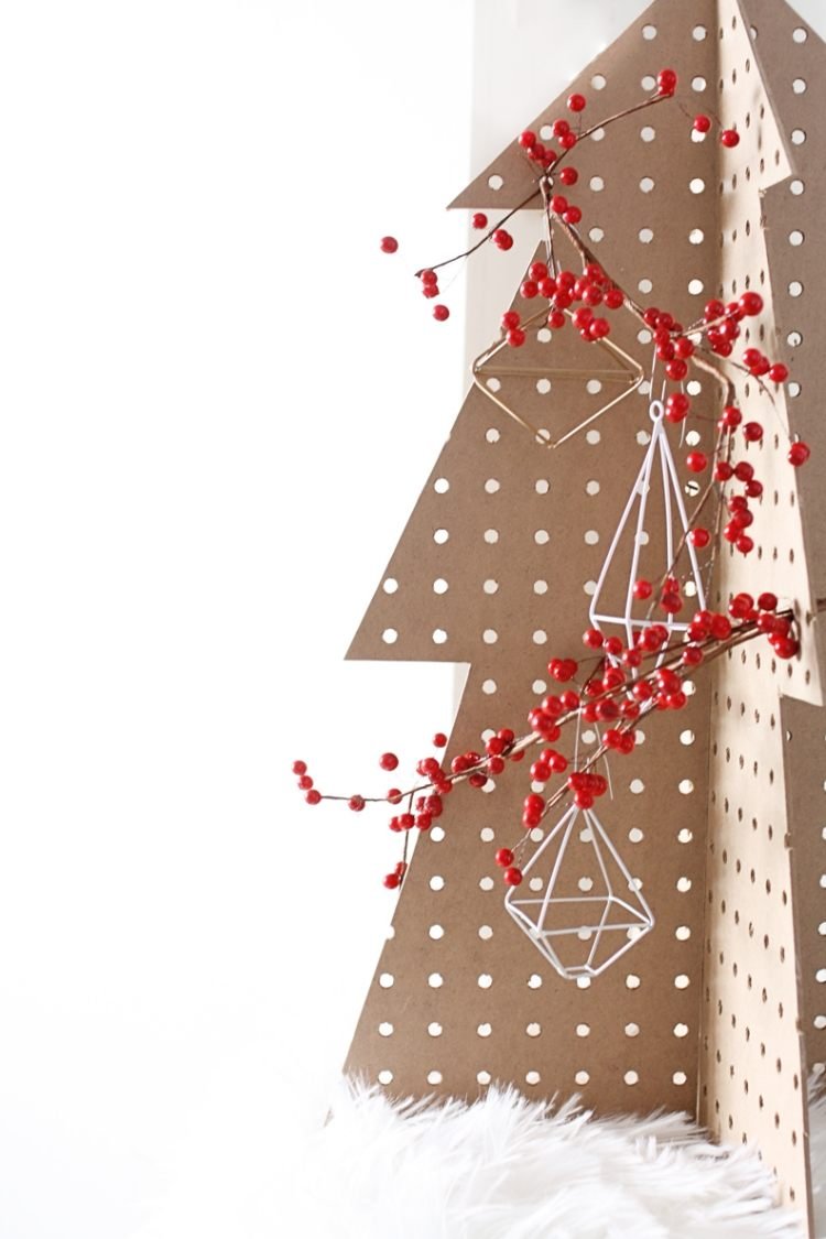Vystrihnite vianočný stromček z lepenky a pekne ho ozdobte vianočná dekorácia-moderný-urob si sám-vianočný stromček-kartón-biele bodky-červené-bobule-geometrický-vianočný stromček