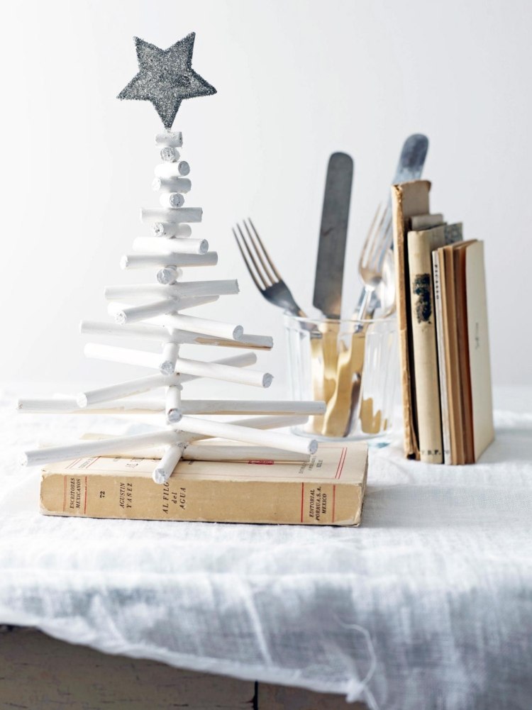 malý biely vianočný stromček vyrobený z naplaveného dreva alebo paličiek vianočná dekorácia-moderné-urob si sám-biela-strieborná-mini-vianočný stromček-naplavené drevo