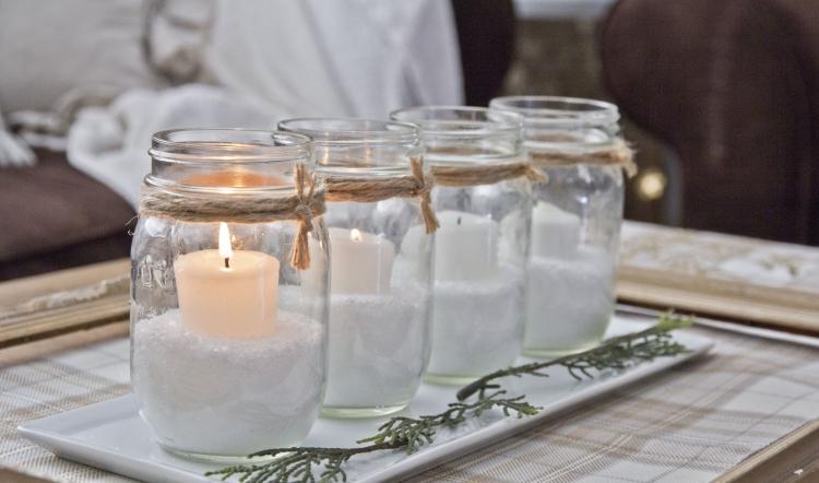 biele sviečky v sklenených plechovkách naplnených bielou hmotou, napodobňujúce sneh vianočné dekorácie-moderné-urob si sám-sklenené-plechovky-sviečky-biele-tanierové-jedľové konáre