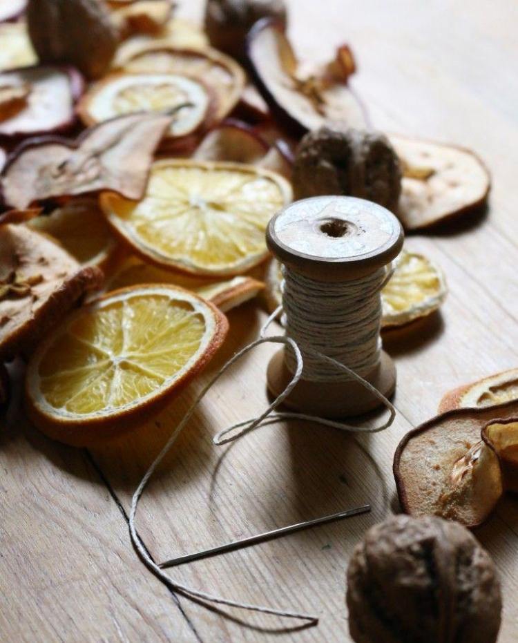 Plátky pomaranča a sušeného jablka vianočné dekorácie-moderné-urob si sám-girlane-šitie-nití-pomarančových-plátkov-jabĺk-sušené