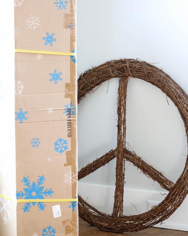 Veniec zo suchých konárov so symbolom hippie vianočné dekorácie-moderné-urob si sám-darčeky-kartón-vločka-veniec-hippie-postavičky