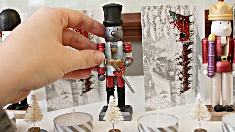 Luskáčik vyfarbuje drevené figúrky a malých vojakov vianočné dekorácie-moderné-urob si sám-drevené-figúrky-kreatívny-nápad-luskáčik-drevená-figúrka-vojak