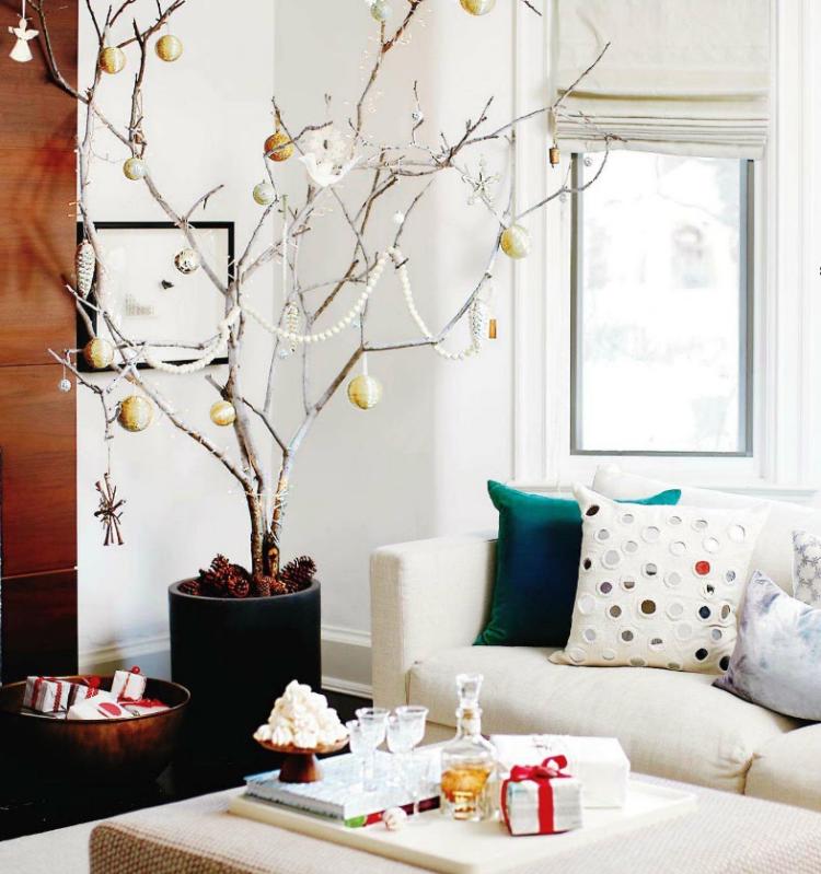 Ozdobte vetvy ako vianočný stromček vianočnými ozdobami vianočné dekorácie-moderné-urob si sám-konáre-biele-vianočné dekorácie-závesné-gauč-vankúše-dekorácia-okno