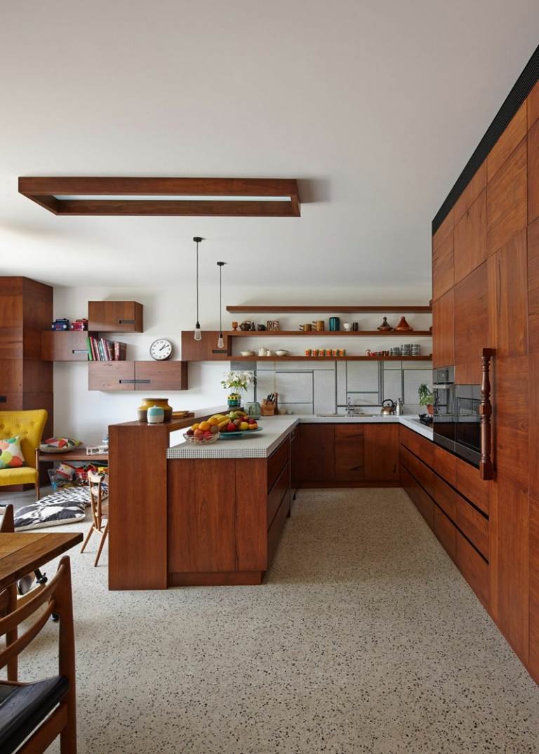 moderné točité schodisko z dreveného kuchynského vybavenia červenohnedé