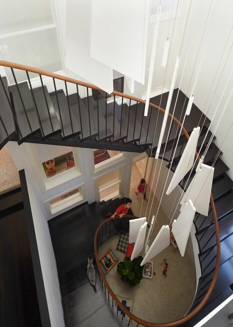 moderné točité schodisko drevené schody čierne prízemie