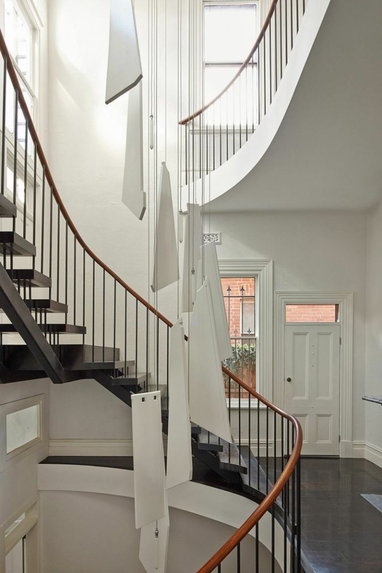 moderné točité schodisko nápad na interiérový dizajn z dreva vysoký strop