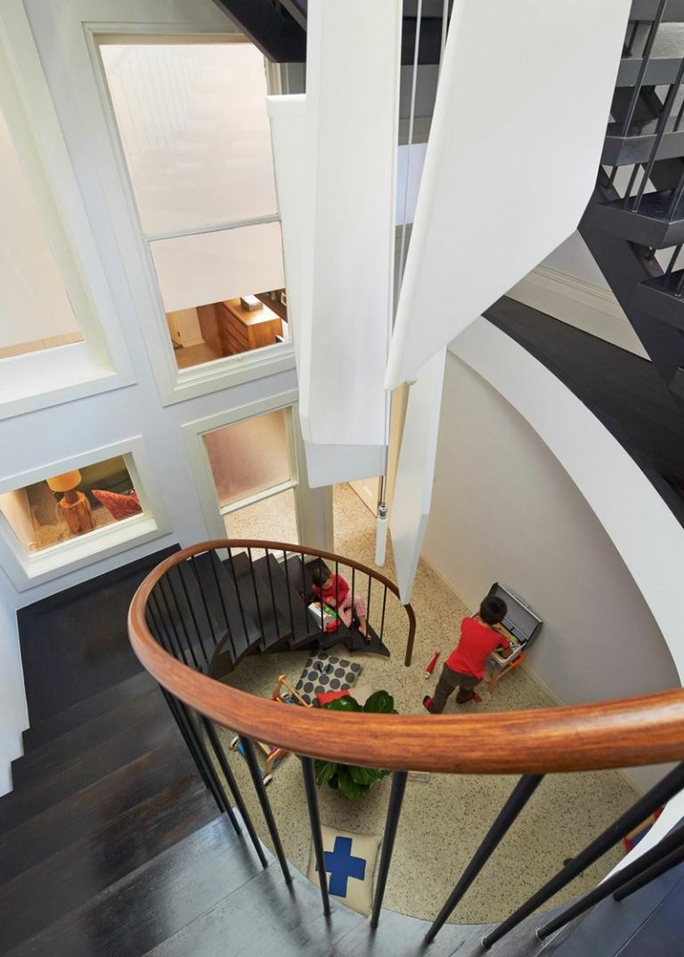 moderné točité schodisko drevené interiérové ​​okno deco cubo dom