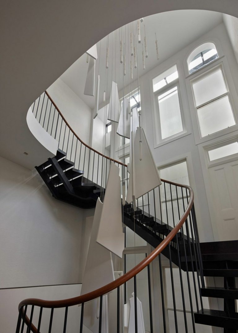moderné točité schodisko drevené zábradlie kovové okno